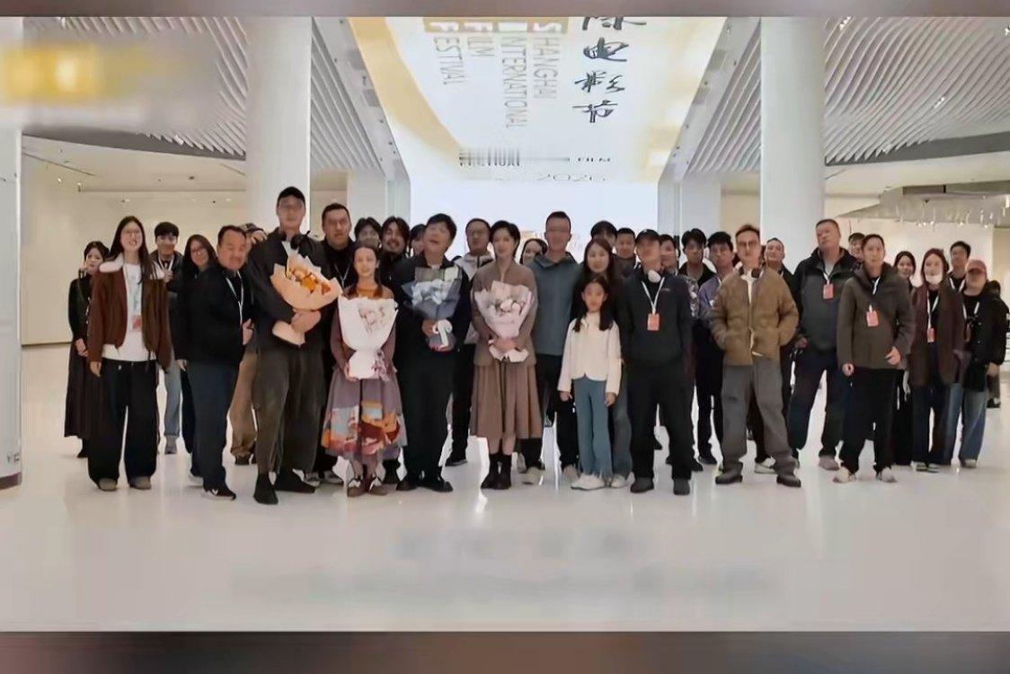 评委们的这组大片真的太有质感了。每个人眼神里都带着故事，不用开口就已经在演戏。这