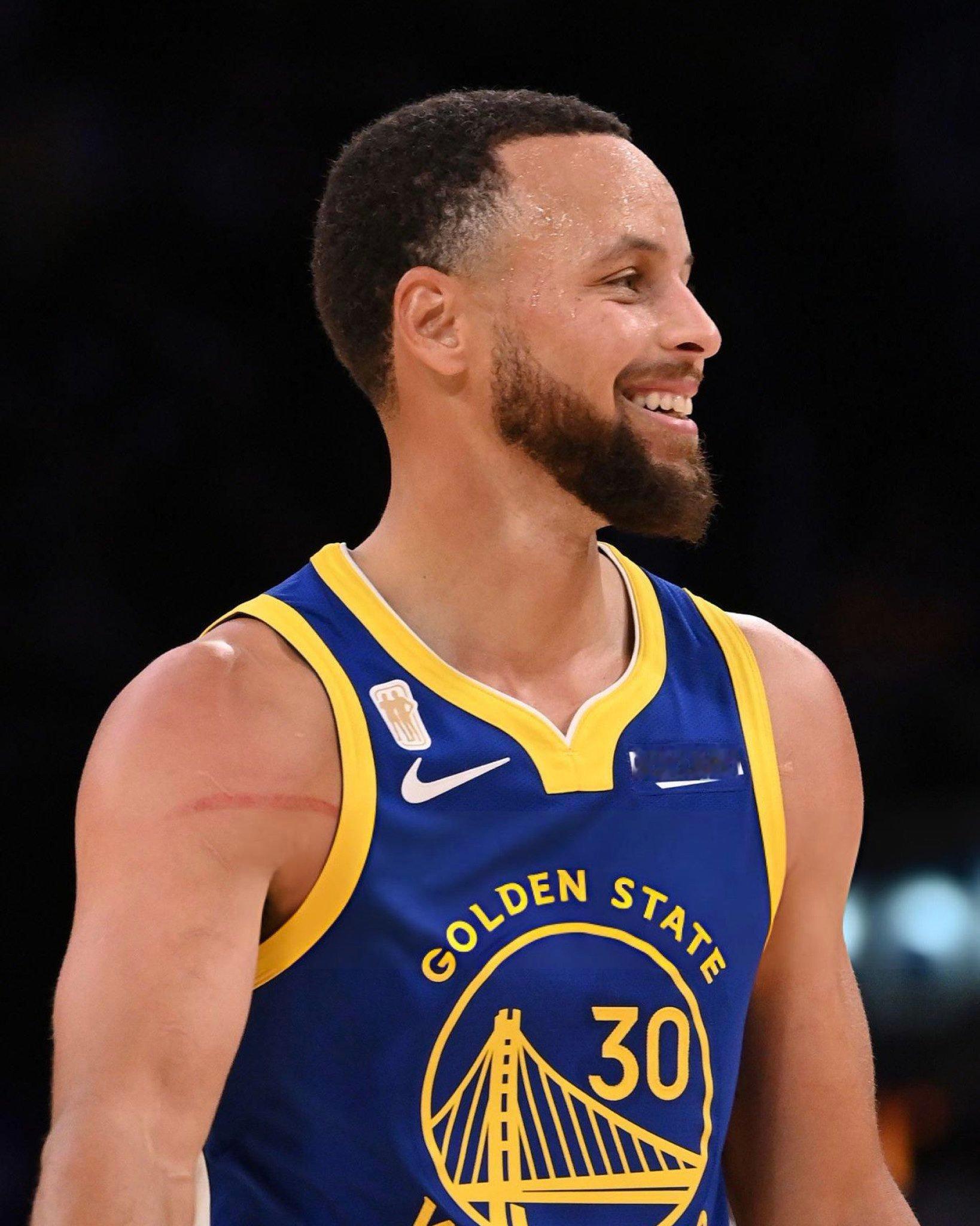 记者问库里聊退役的话题 “ 我想我们心里都清楚这一点 我已经说过很久了 承认职业