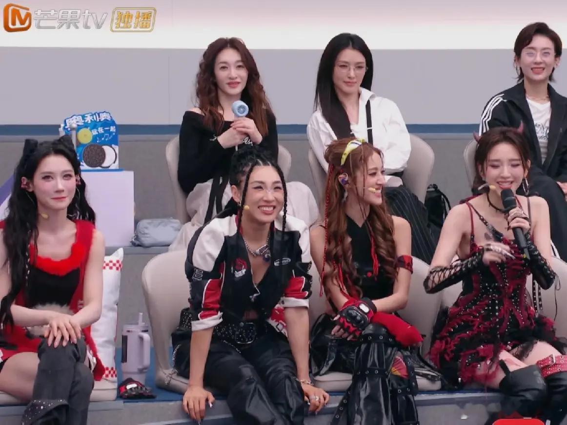 主持人提问唐艺昕这段，挺替何宣林尴尬的，主持人提问的是网友问题，说二公歌曲唐艺昕