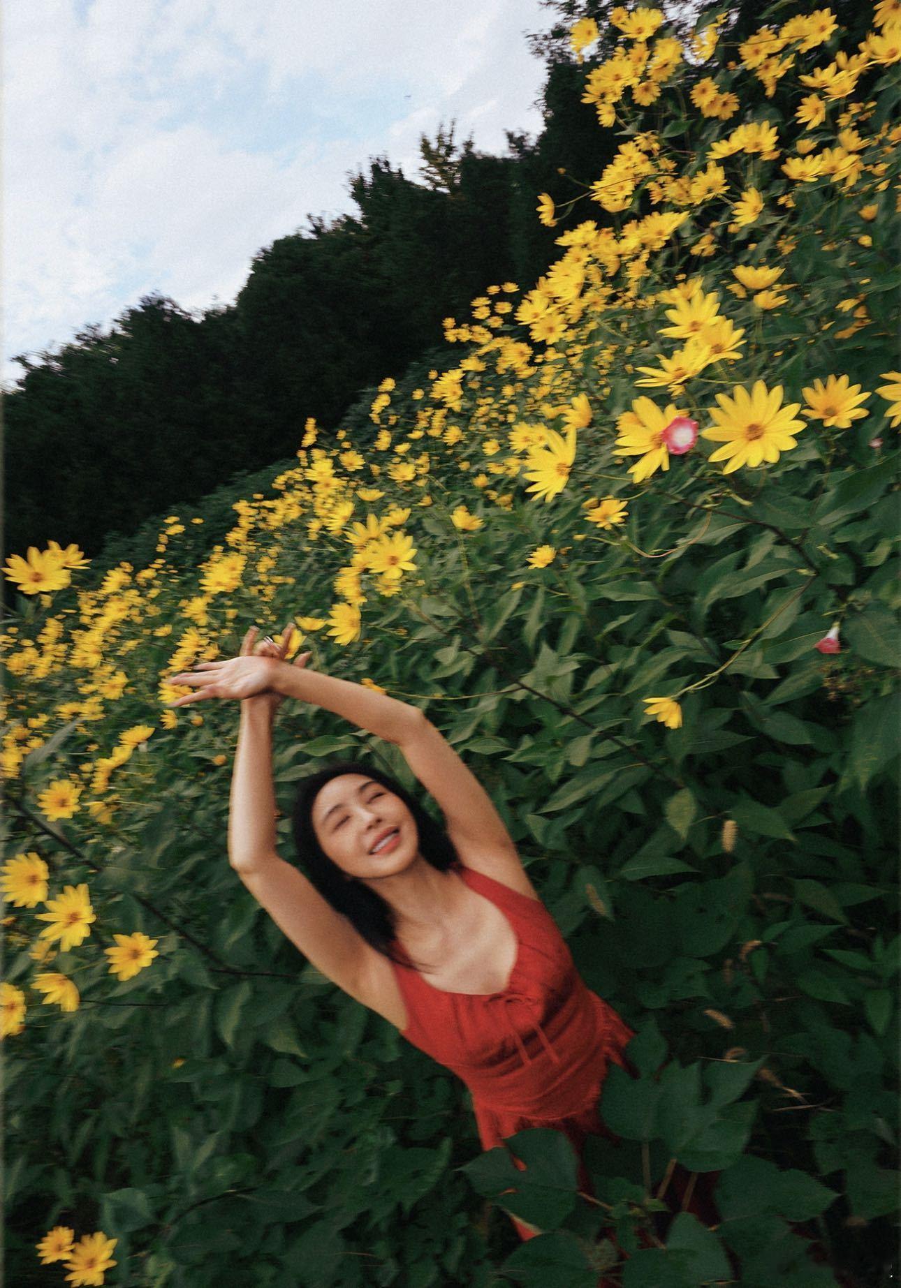 李菲儿美得好有生命力原来美真的会传递情绪！李菲儿一袭红裙明媚登场，那种由内而外的