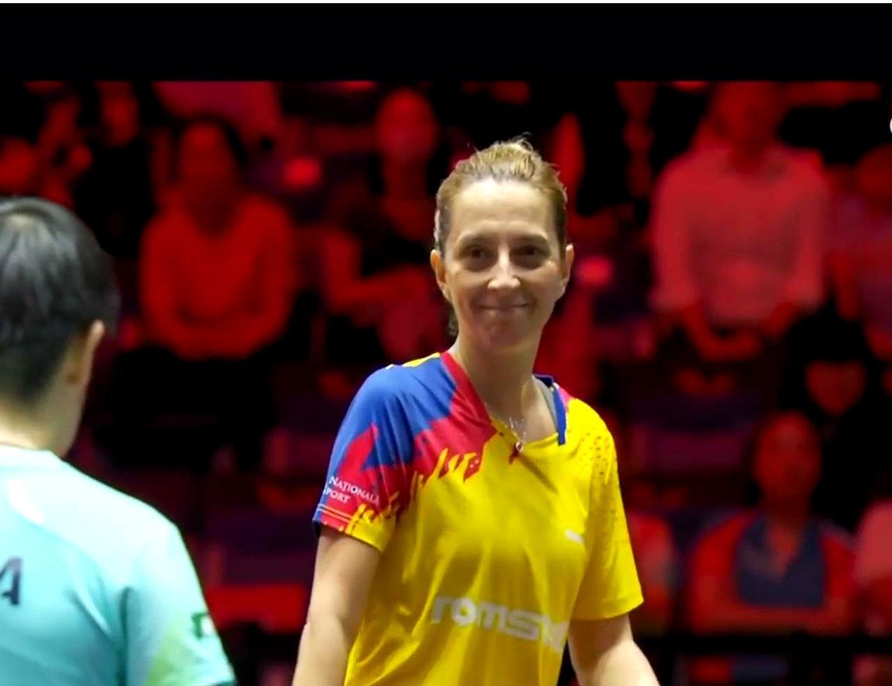 裁判刚判萨马拉丢分，孙颖莎突然伸手喊停：你快挑战鹰眼啊！
 
第三局刚开场，萨马