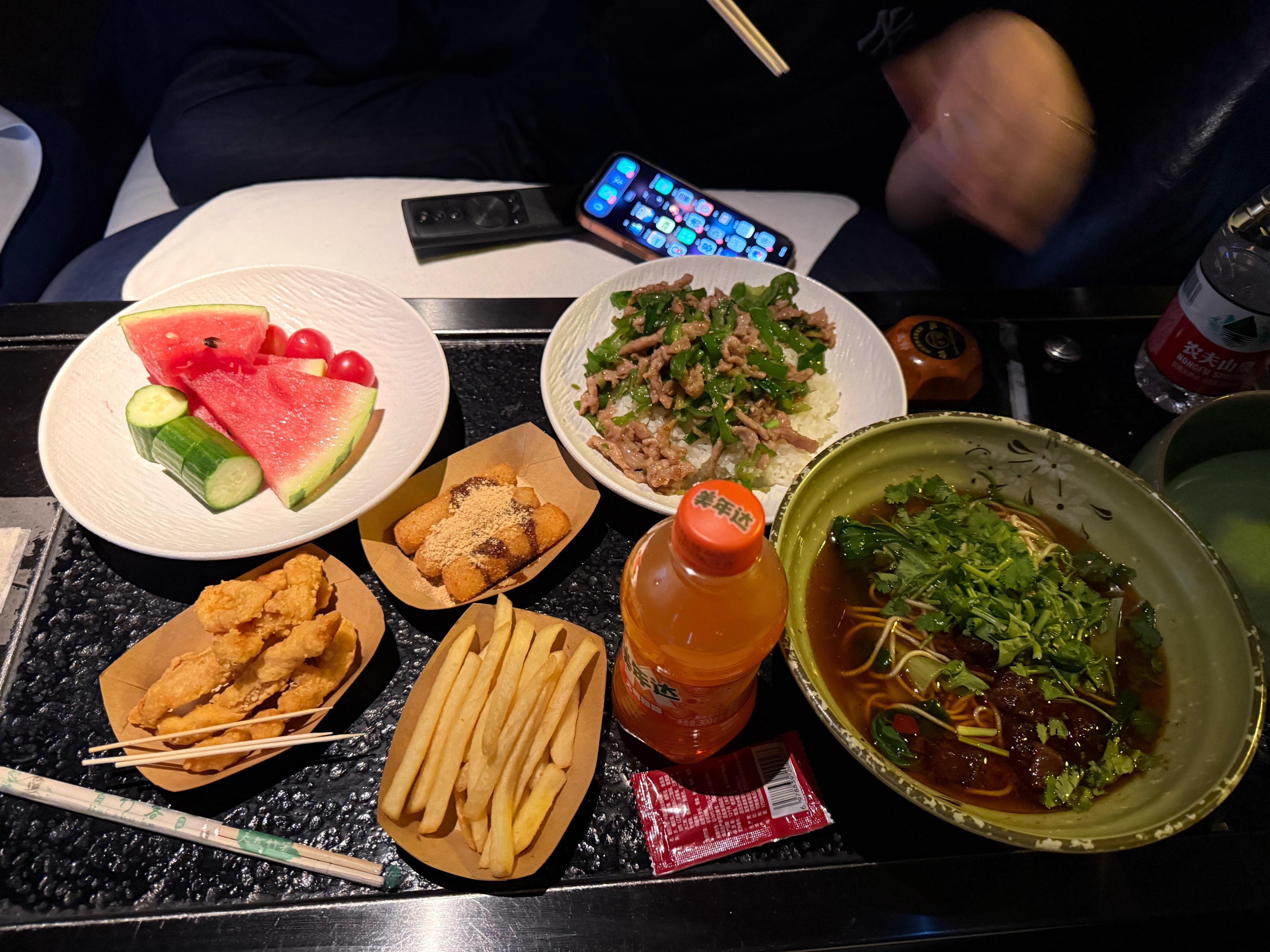 和L姐饿了，于是去了一家足浴店，跟前台说先吃点再按脚于是就省了一顿饭钱，会过