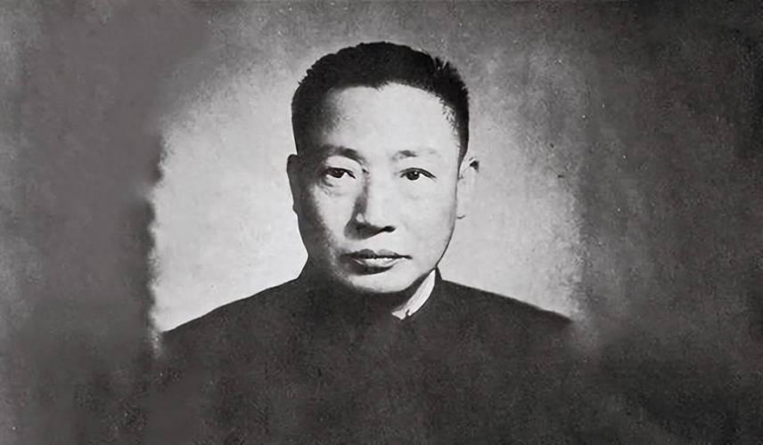 1950年2月3日半夜一点，长安街上寒风呼啸，雪粒子被吹得四处乱飞。中央军委的监