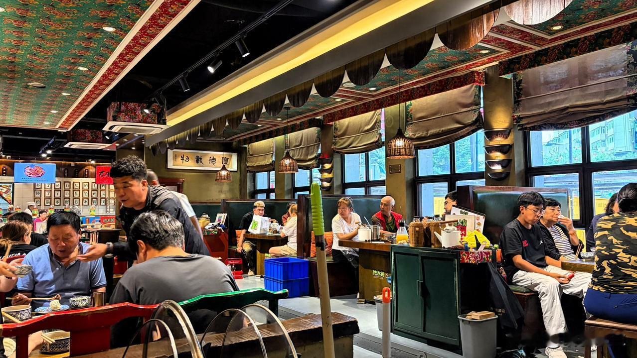 昨天中午，在敦化市区，冒着大雨去位于红旗大街的“他大舅东北地锅炖”总店，品尝了地