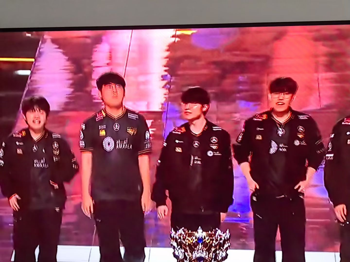 T1三连冠 谁还有梦想！[收到][收到][收到][收到]恭喜T1!! ​​​