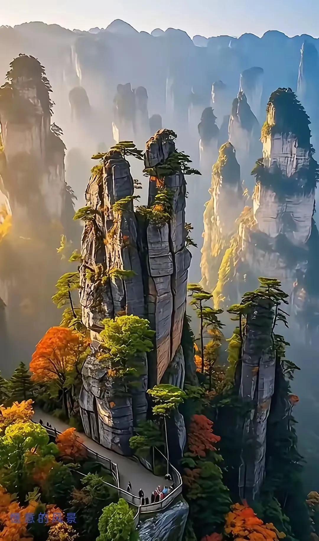 上联：？？？
下联：山峰突兀张家界；