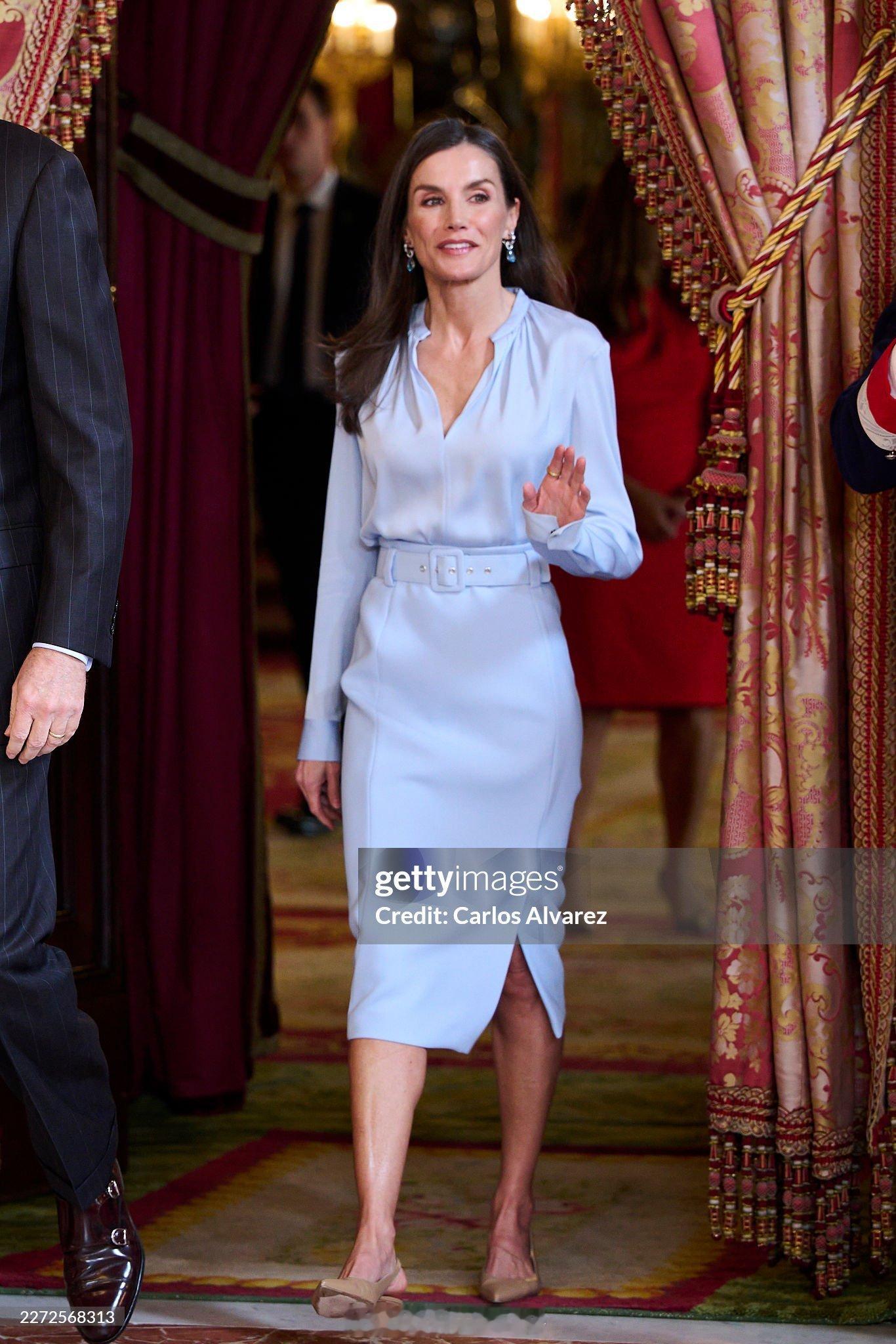 4.22 西班牙国王菲利普六世和王后莱蒂齐亚出席接待午宴，小莱全套来自hugo 