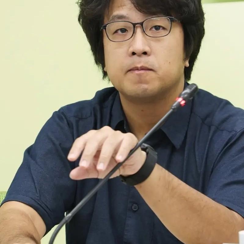 一边煽动仇中，一边在大陆捞钱，沈伯洋被国台办追加惩戒，他轻飘飘一句“开心就好”就