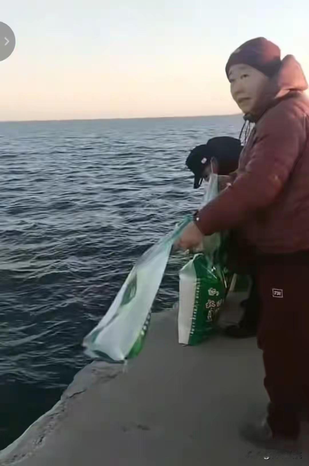 惊掉下巴！
把大米倒入大海，叫“放生大米”， 几位阿姨短短十几分钟就将十几包大米