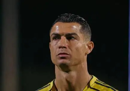 前厨师回应C罗为何不喝牛奶【前厨师：C罗的饮食很均衡且不喝牛奶，因为这违背自然规