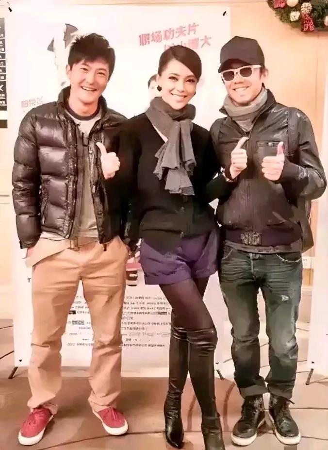 她可能不会想到，站在她两边的男人都比她高了好几个咖位！左边的夏雨是影帝，老婆是大