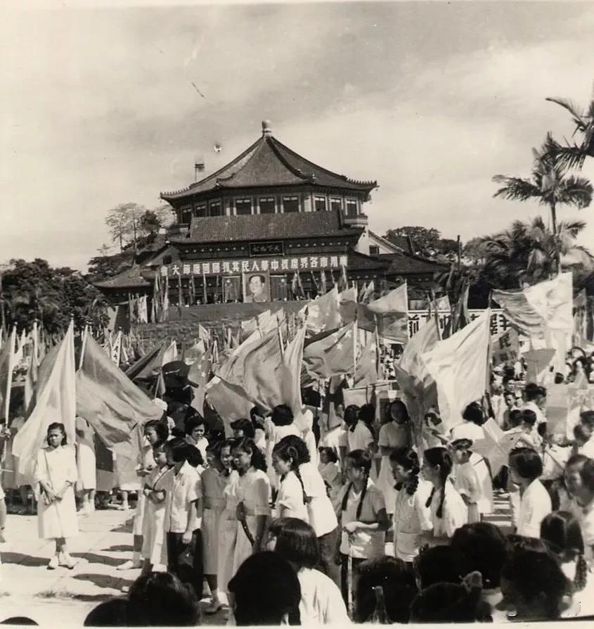 1950年10月1日，广州人民政府在中山纪念堂举办庆祝中华人民共和国成立一周年与