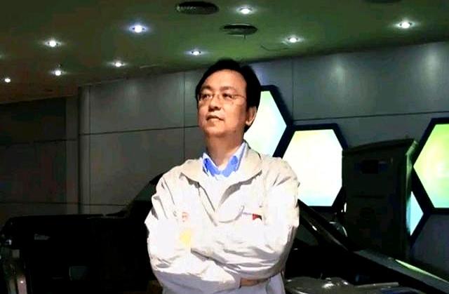 你以为千亿老板的生活就是前呼后拥？
王传福偏不，还是每周拎点水果零食，去隔壁找嫂