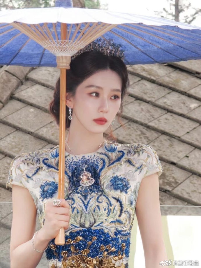 刘诗诗感谢复刻龙葵头冠网友刘诗诗收到龙葵头冠梦回仙剑三非遗手艺致敬经典！龙葵头冠