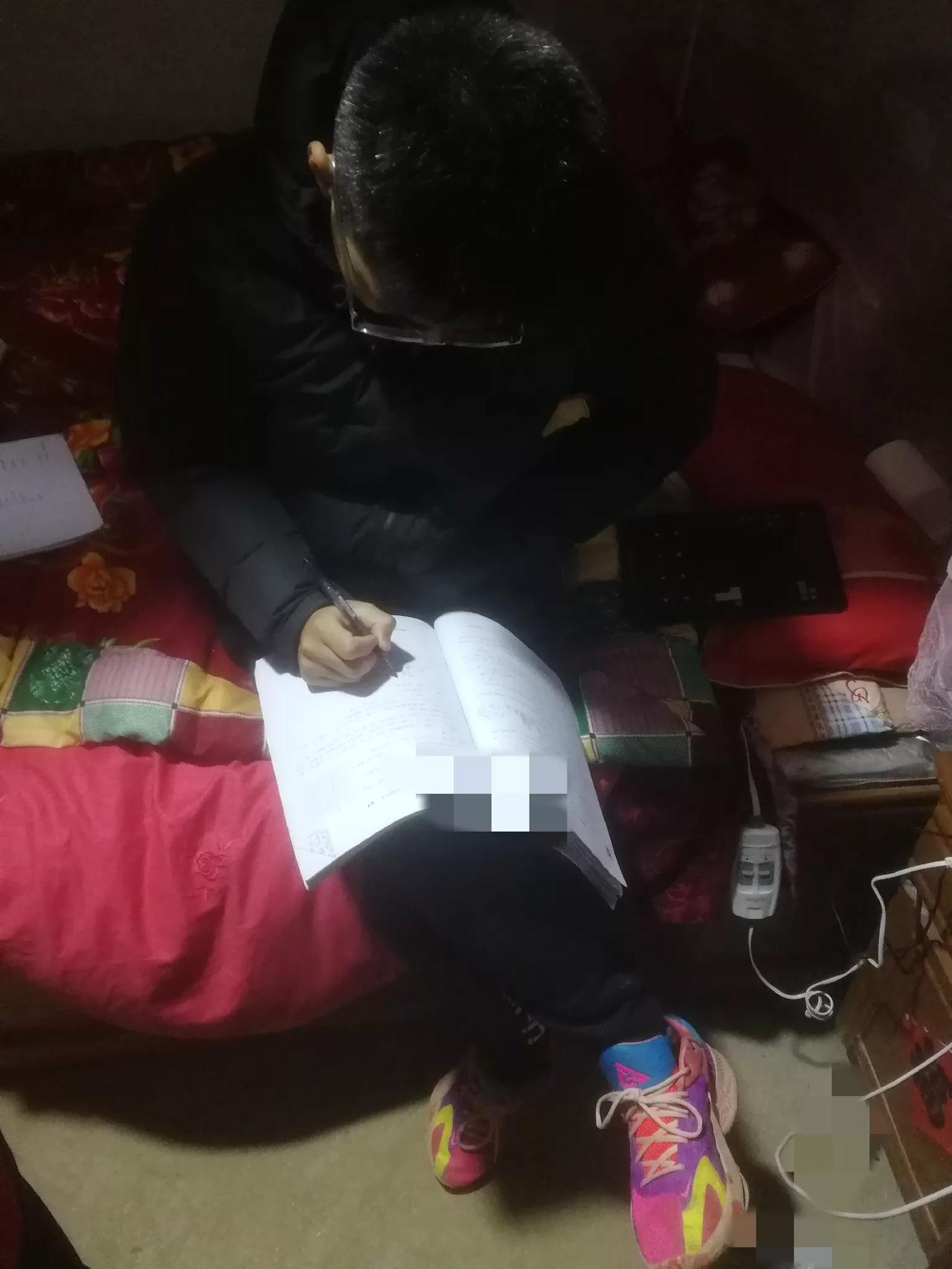 除夕夜还在写作业，现在孩子真的是卷的太厉害了，大年初夕，举家团圆的日子里，所有人