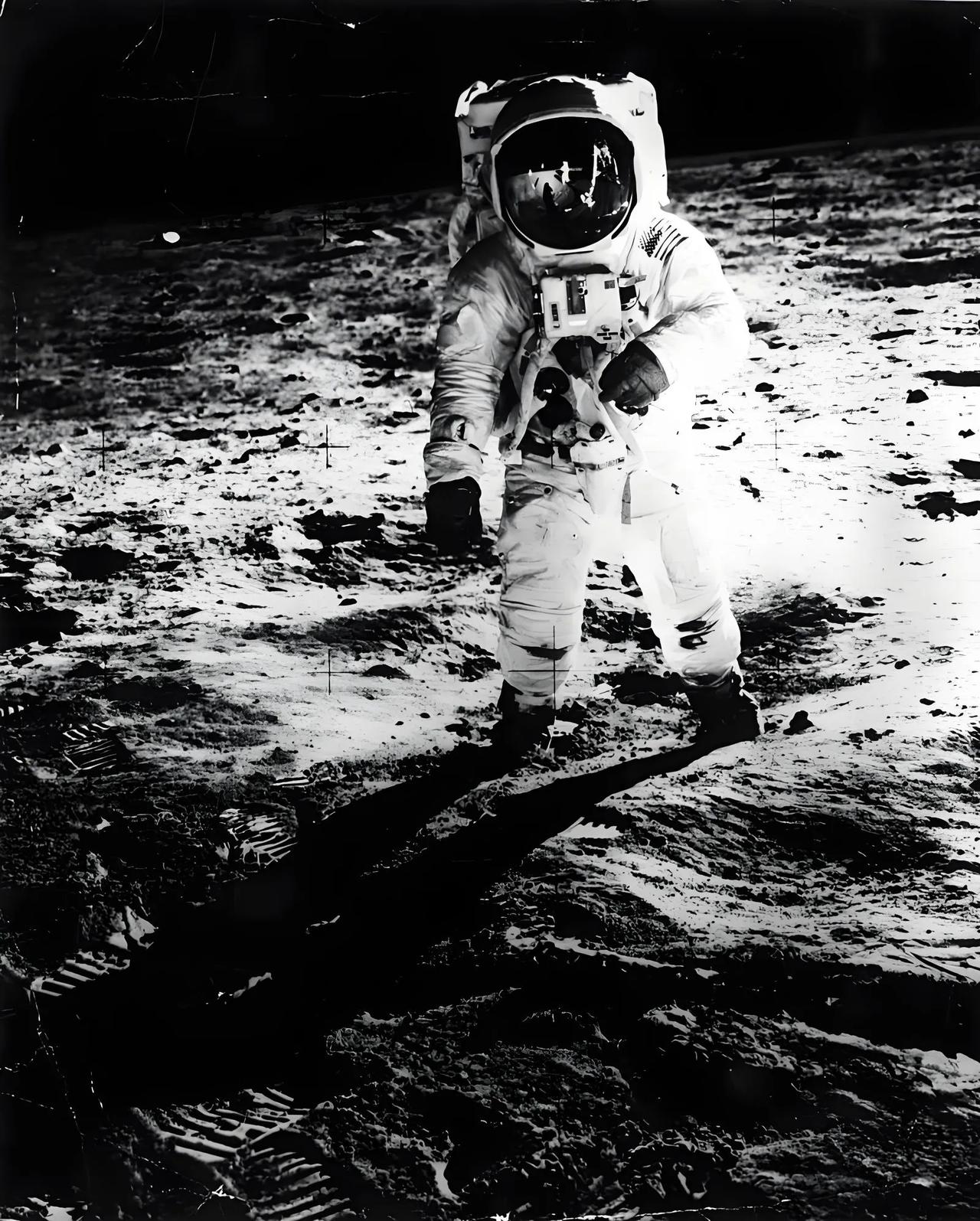 1969 年 7 月 20 日，美国‌阿波罗 11 号‌任务成功实现人类首次登月