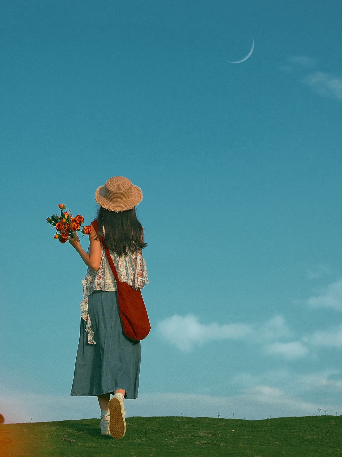 -夏日的阳光温暖又治愈，惬意地坐在草地，感受风里的浪漫，捧一束花搭配好今天的心情