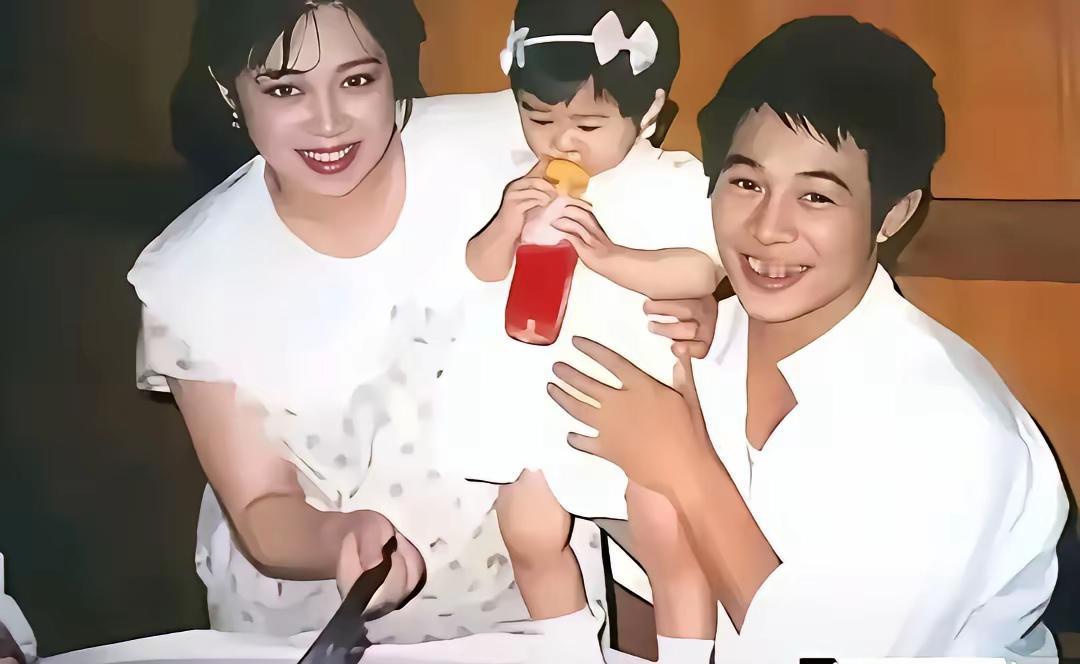 这是李连杰和前妻黄秋燕，以及女儿的罕见合影，这是幸福的一家三口。

镜头中，李连