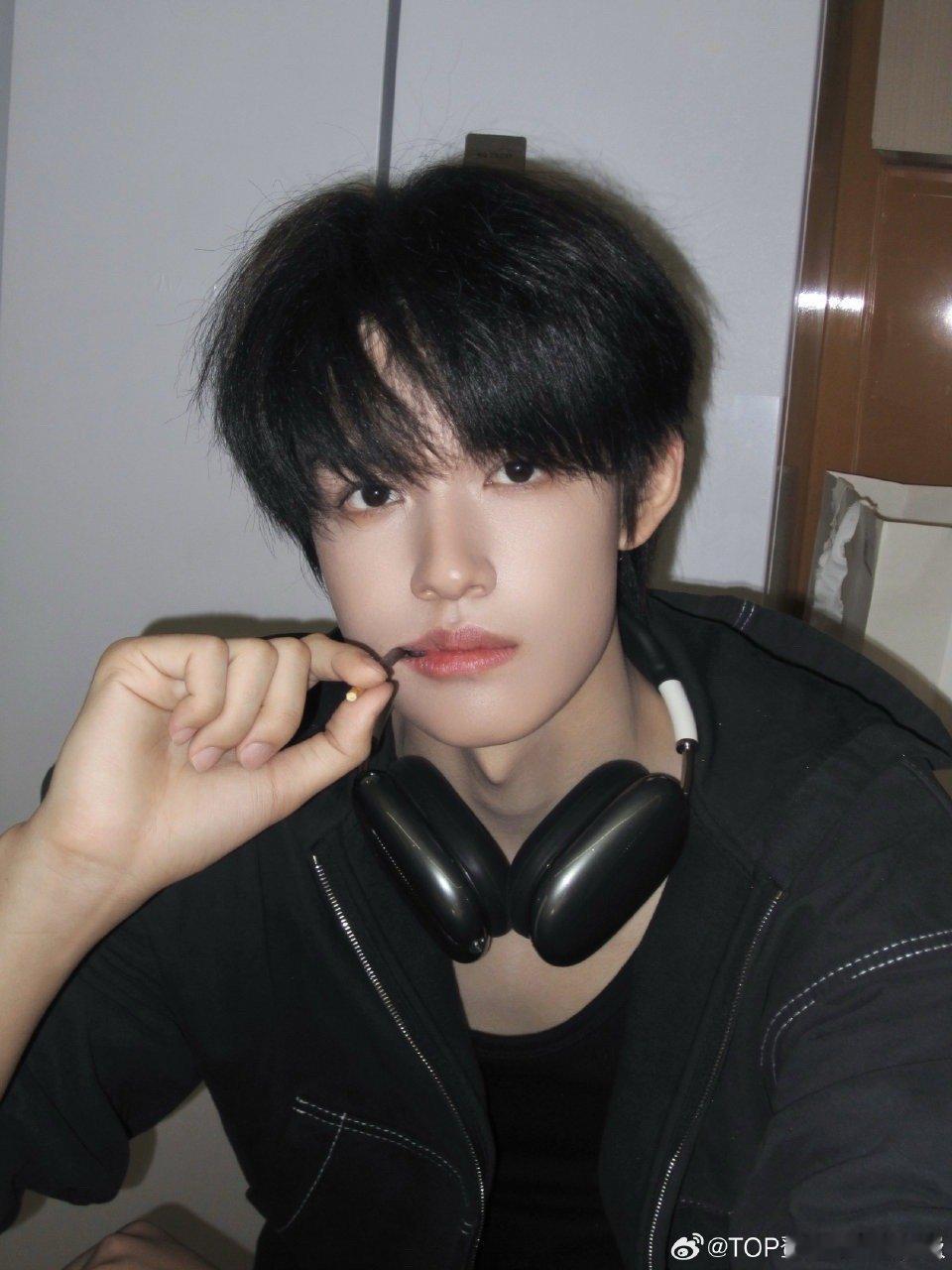 张极 给你们拍的张极不是抓拍是给你们拍的张极这组照片真的太绝了！每一个眼神都像是