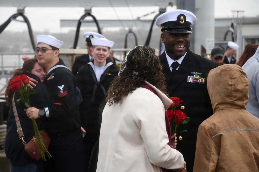 在美国，对于军人来讲，圣诞节是一个隆重的节日，因此，军方特别照顾在海外执勤的武装
