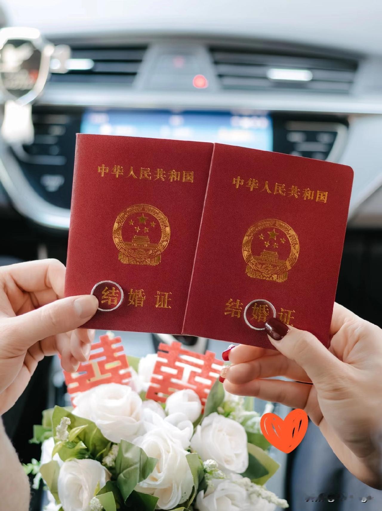 大三情侣意外怀双胞胎，
一顿饭馆饭局就定了终身？
两家人攥着油乎乎的纸巾，一边喊