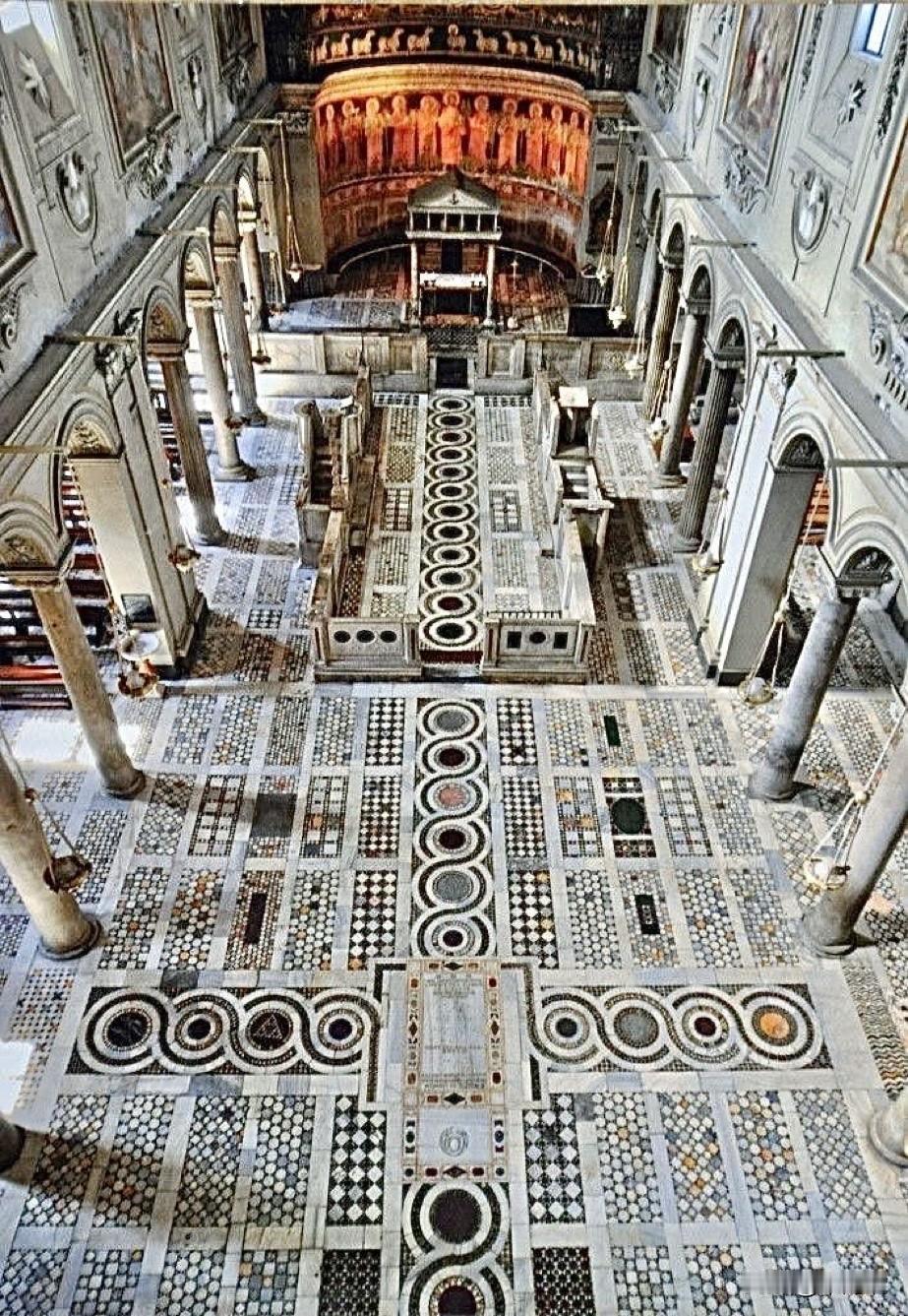 照片中的建筑是位于意大利罗马的拉特朗圣格肋孟圣殿（Basilica of San