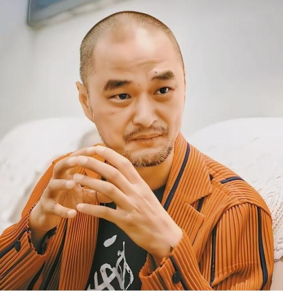 “我就是好色，我当妇科医生，我能光明正大地看女人。”1998年，一个29岁的医学