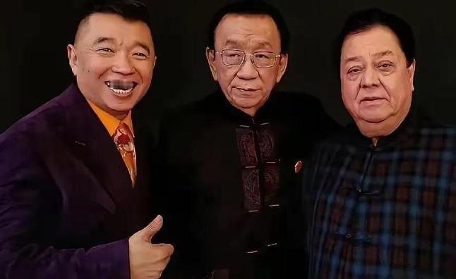 照片中身穿格子衫的相声表演艺术家李金斗，看上去方颐大耳，稍显发福；中间的侯耀华皱