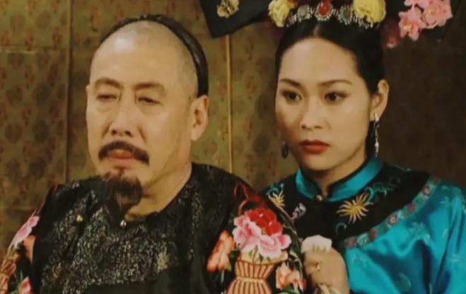 嘉庆继位后，富察氏被选入后宫准备侍寝。大殿内烛光昏暗，富察氏躺在床上紧闭双眼，身