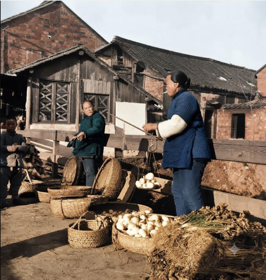 1944年，南京秦淮河，一位妇女正使用杆秤称量货物，准备与对面的顾客进行交易。她