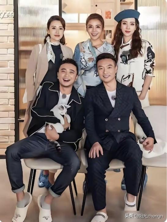 康辉和尼格买提坐在前排，一个稳重一个亲切。

朱迅站在后排中间，左右边分别是张蕾