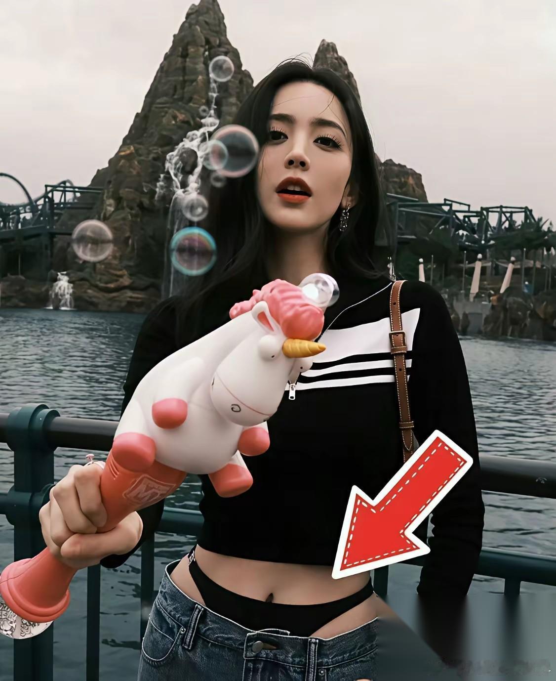 古力娜扎这一次估计被这条裤子给坑惨了。 她在环球影城穿的那条3800块的浅色牛仔