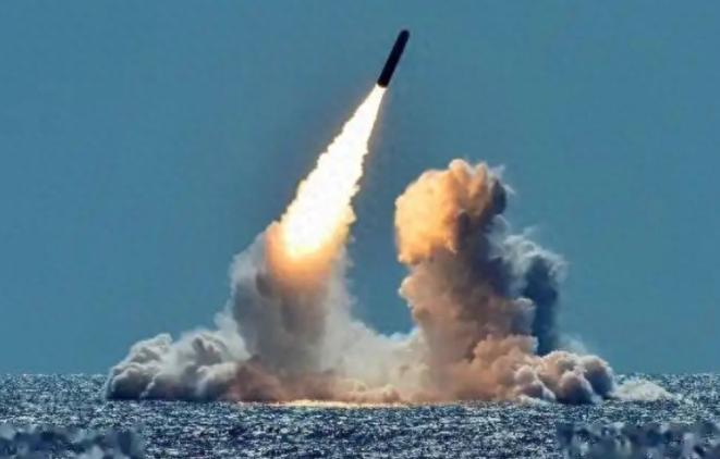 美国反华派认为，中国现政府跟清政府差不多，专制腐败，中国的所谓辉煌都是吹出来，中