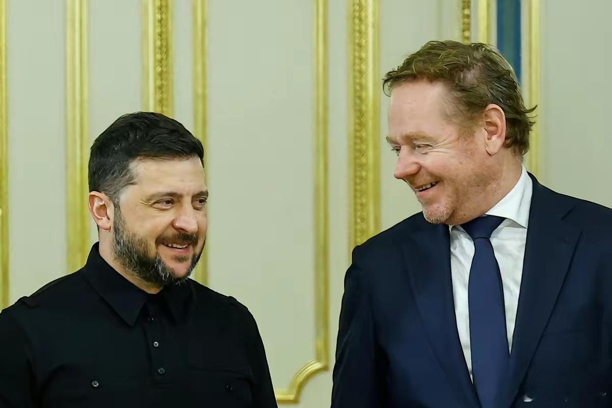 中美会晤前，泽连斯基又对中国说三道四，暗示特朗普“该给中国立规矩”。      