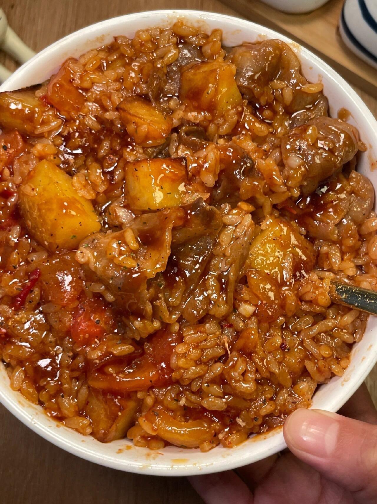 肥牛裹满酱汁拌米饭，土豆软绵香到舔盘！拌三碗饭都不够吃。土豆泥送TA上精选