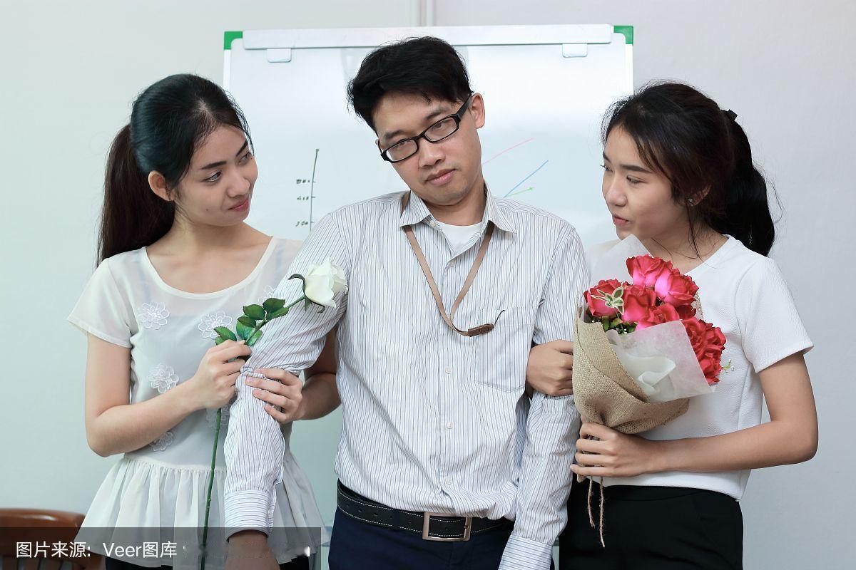 上联：三角恋爱
下联：请赐[作揖]