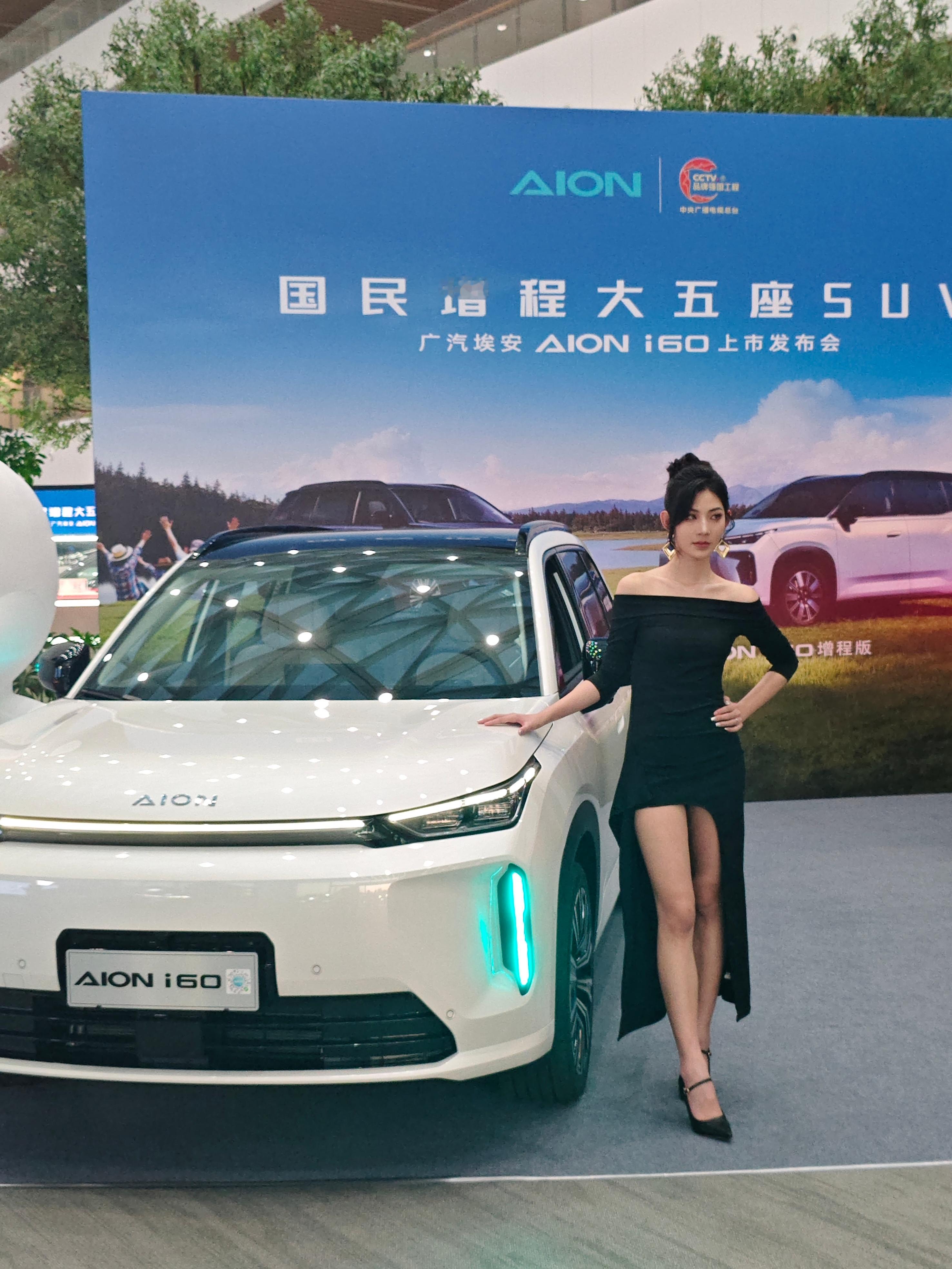 来广汽集团了，两位车模好配合啊，看我在拍照，右边那位一直朝着镜头笑，左边那位赶紧