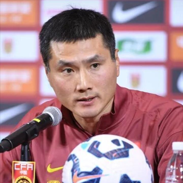 邵佳一中国男子足球队教练，由他组建的国家队，队员都是中国24岁以上最棒的队员，安
