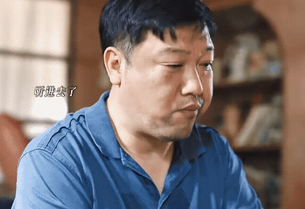 《岁月有情时》因为工厂出事故，丁师傅失业了，开始自己摆摊，做起老丁头烤鸡架，东化