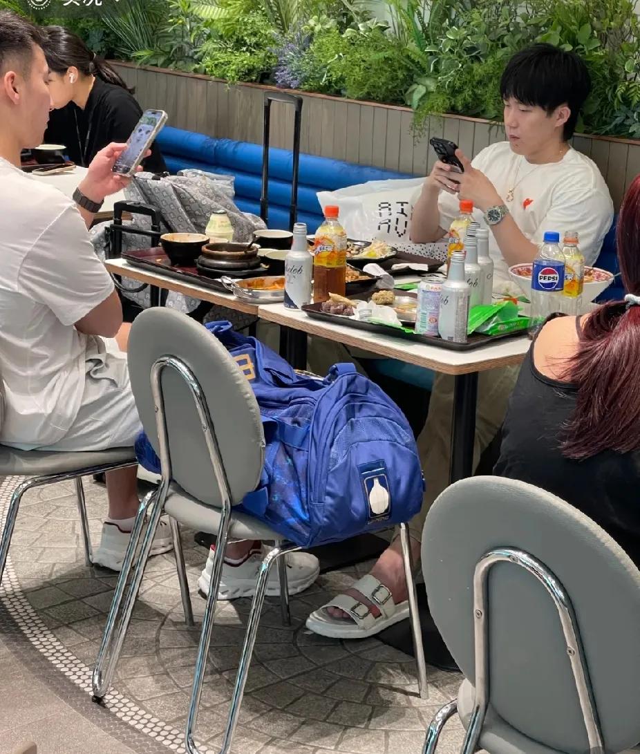 刷到在仁川机场转机的王楚钦啦，在美食广场和大家一样，桌边摆着吃喝，低头看手机，超