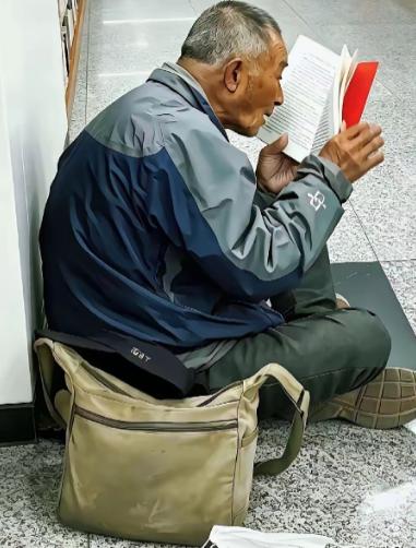 杭州被投诉的“流浪汉”，是韦思浩先生，毕业于浙大，99年退休后化名“魏丁兆”，将