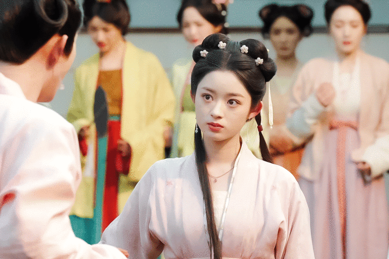 黄杨钿甜蛇年第一个小炮仗  蛇年开启，黄杨钿甜的角色就像第一声爆竹，清脆响亮，让