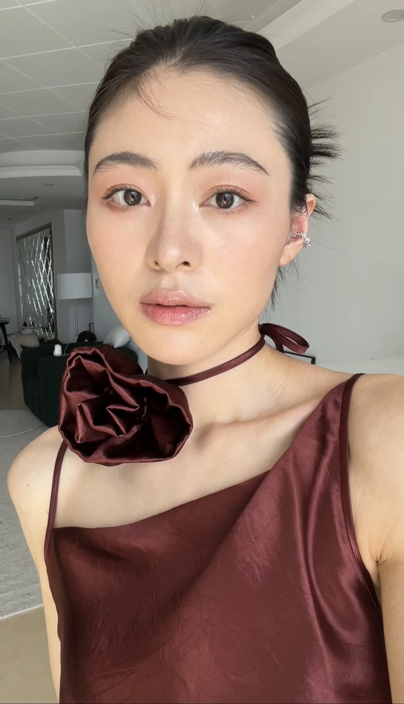 樱花树下站谁都美。我的爱给谁都热烈，不是你好是我好