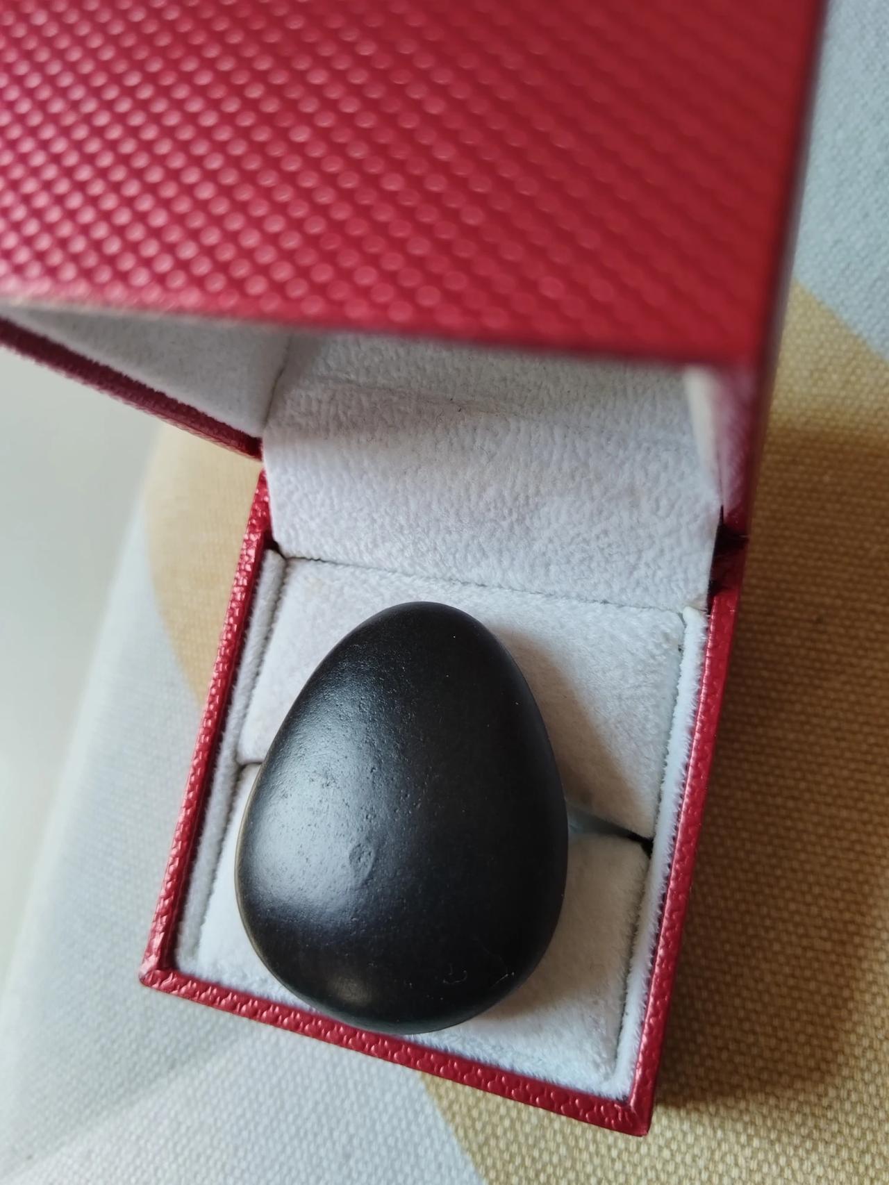 我也来凑个热闹，分享一颗同款中铁无球粒陨石珍品，它纹理独特、气质神秘，还请各位星