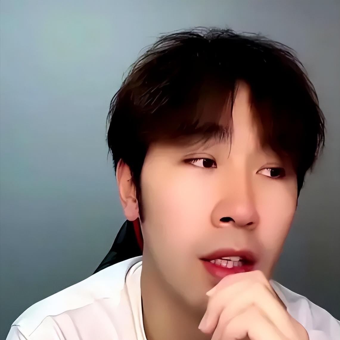 闫安太敢说了，直播时爆料，樊振东的智商不是一般的高，

之前跟小胖打牌，
自己手