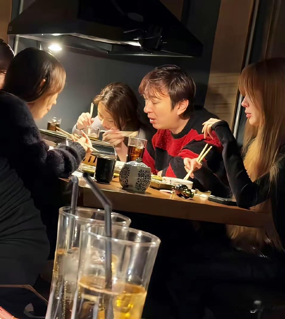 今天又是羡慕王思聪的一天。。
他带着一群美女去东京潇洒了，现身居酒屋，贵价清酒一