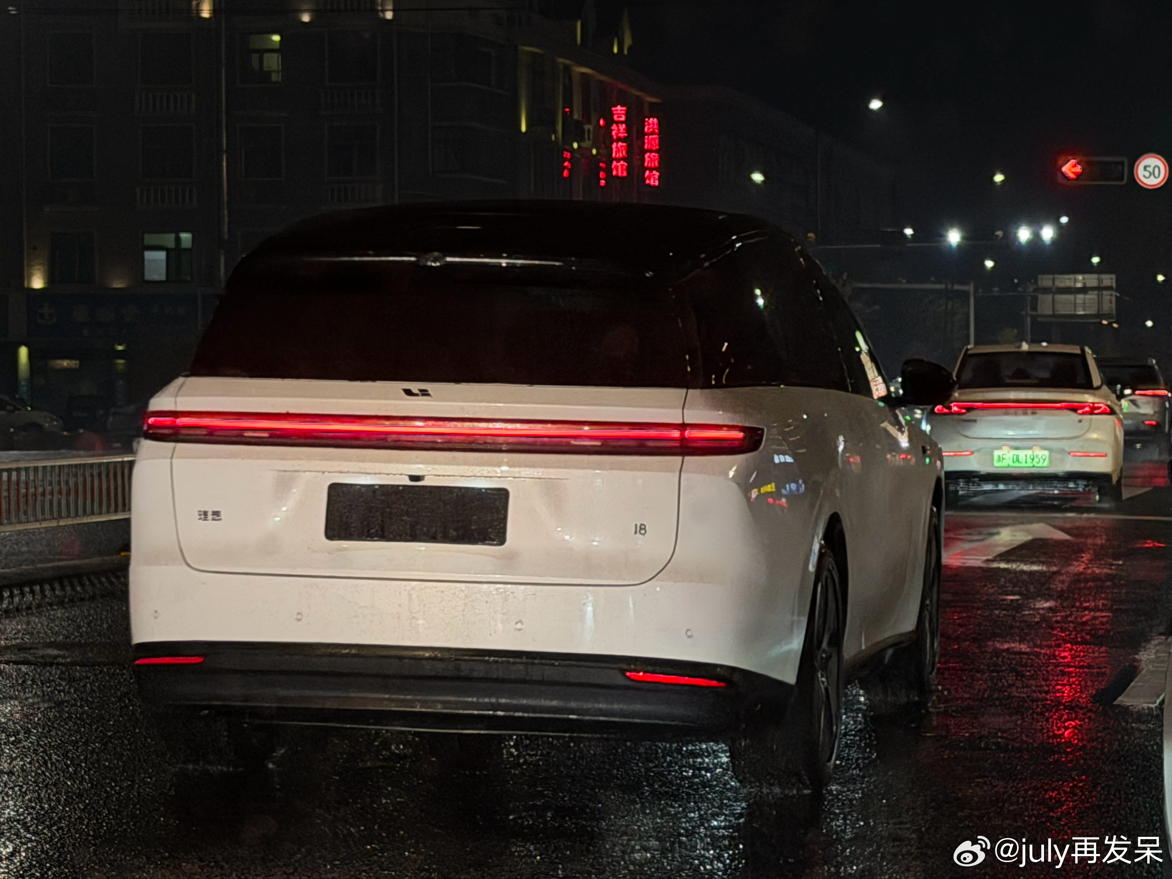 晚上回家又去到一辆i8[来抱抱]，我都有种在杭州的错觉理想i8 ​​​