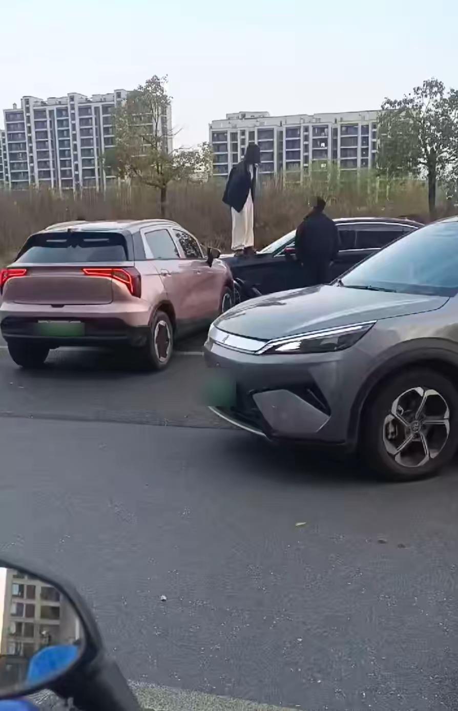 安徽宣城这起交通事故，本来是夫妻之间家庭内部矛盾，却因为双方的不冷静闹成了社会治