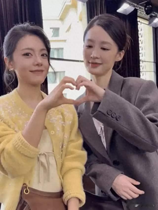 李沁赵今麦同框比心