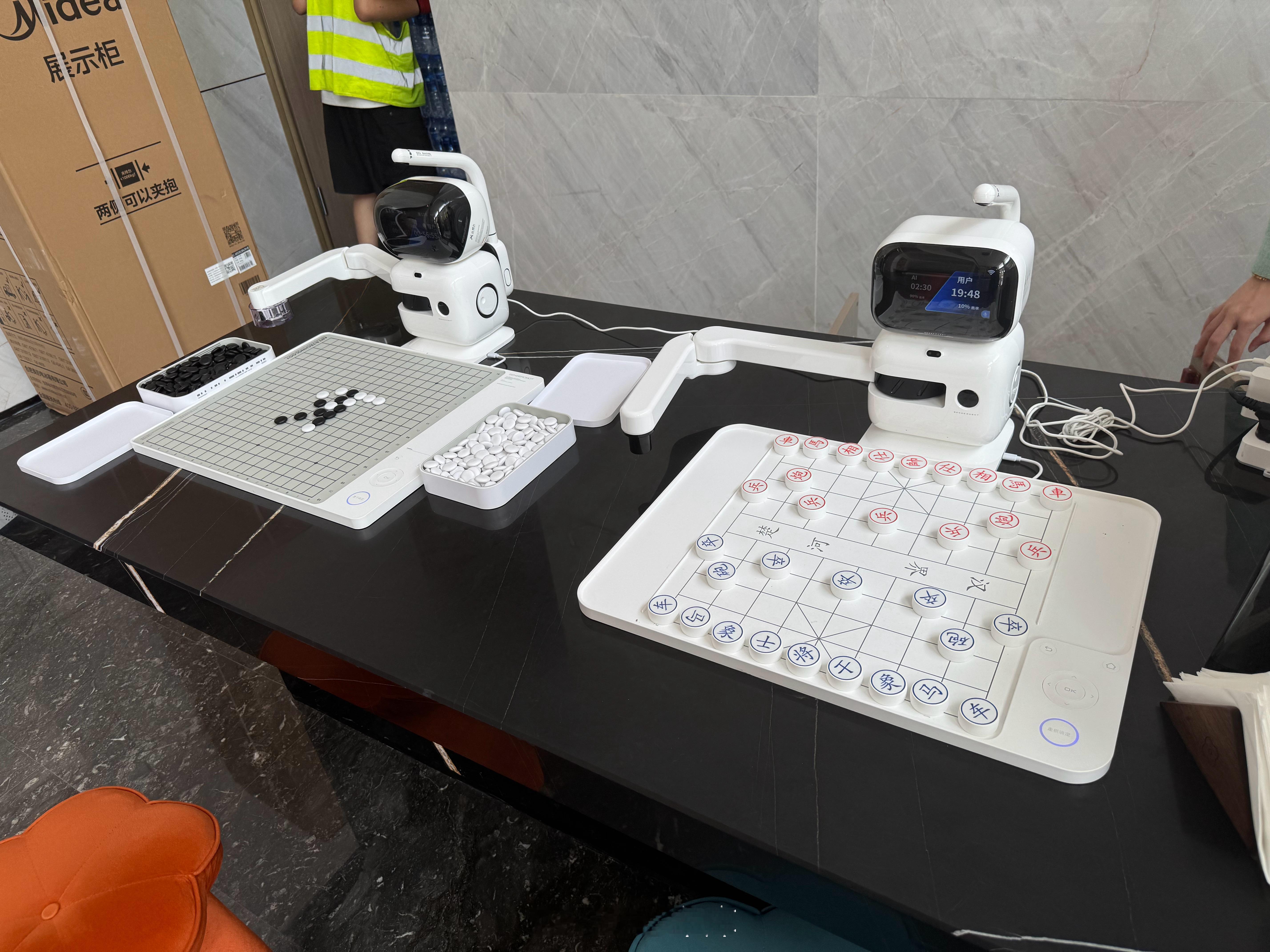 来杭州参加银河战舰 700 的发布会，酒店前台都有下棋机器人了，围棋、五子棋、象